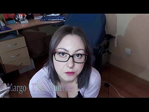 ❤️ Секси девојка со наочари длабоко го цица дилдото на камерата ️❌ Секс видео кај нас ❌❤